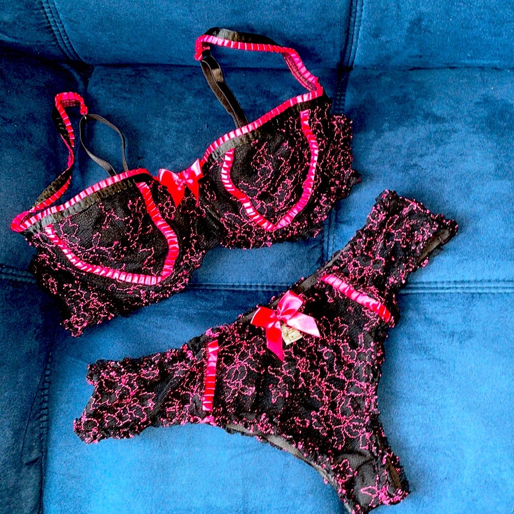 Vintage Victoria’s Secret Lace Bra and Panty Matching Set. size L bra, M panty